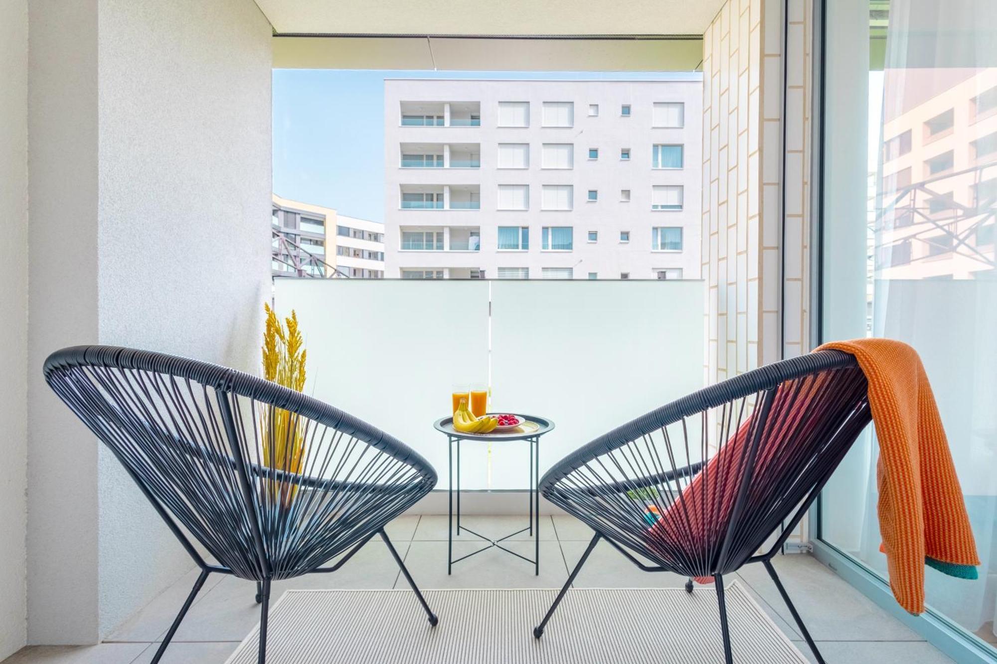 Yellow Apartment - Balcony, Free Parking, By Gravity Прага Екстериор снимка