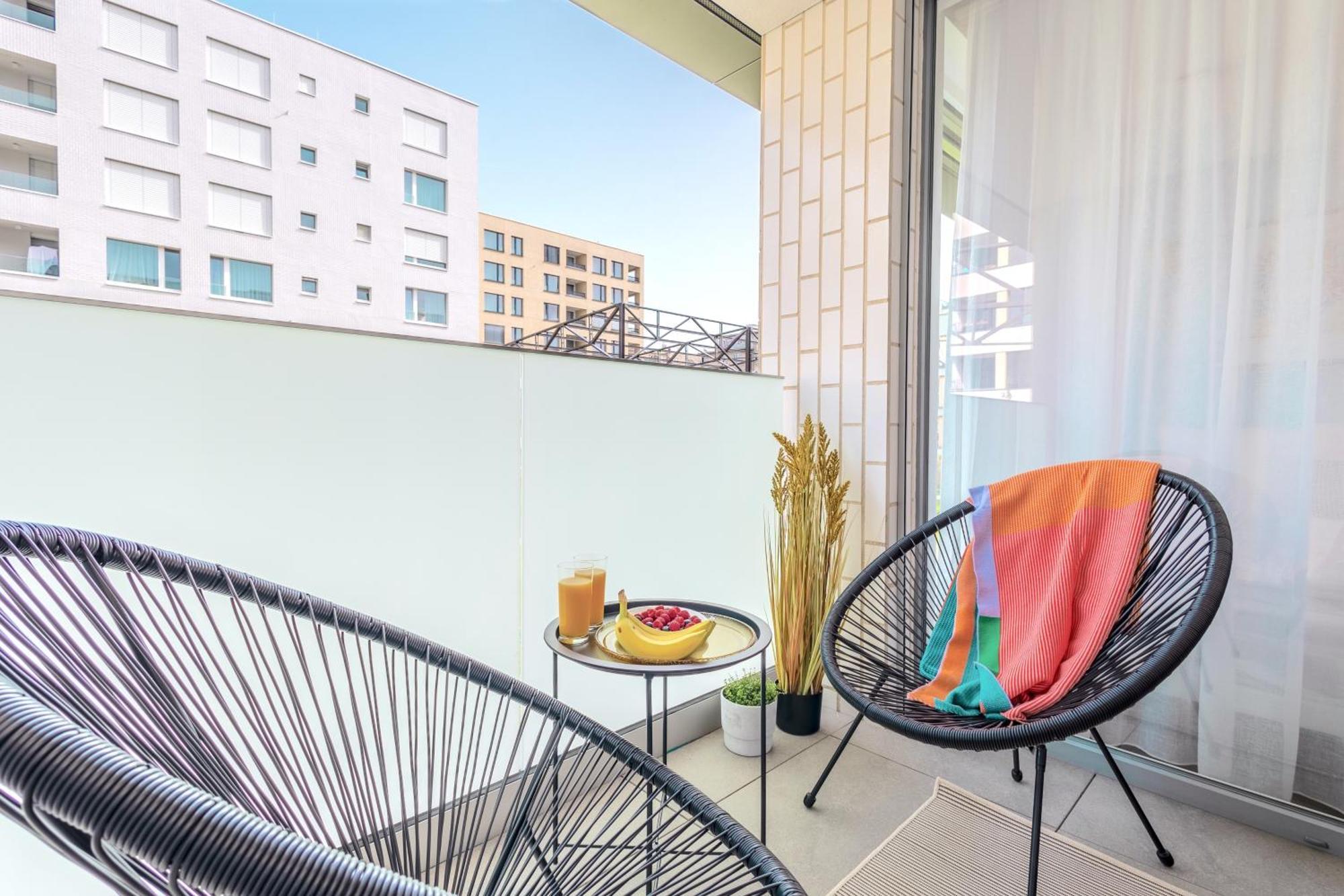 Yellow Apartment - Balcony, Free Parking, By Gravity Прага Екстериор снимка