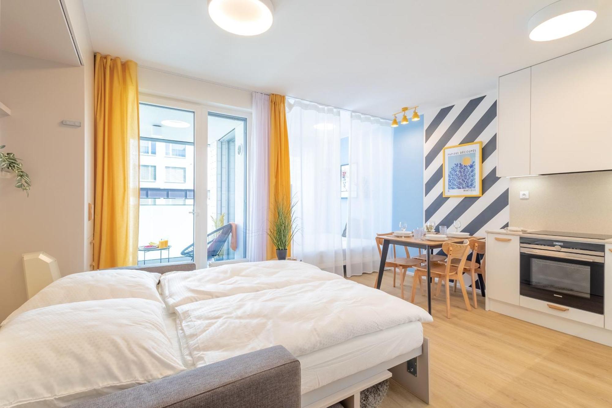 Yellow Apartment - Balcony, Free Parking, By Gravity Прага Екстериор снимка