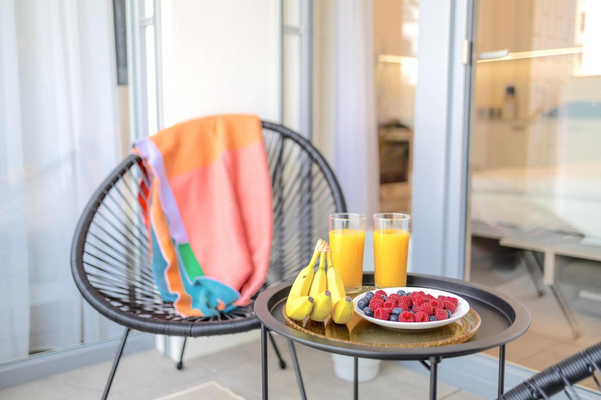 Yellow Apartment - Balcony, Free Parking, By Gravity Прага Екстериор снимка