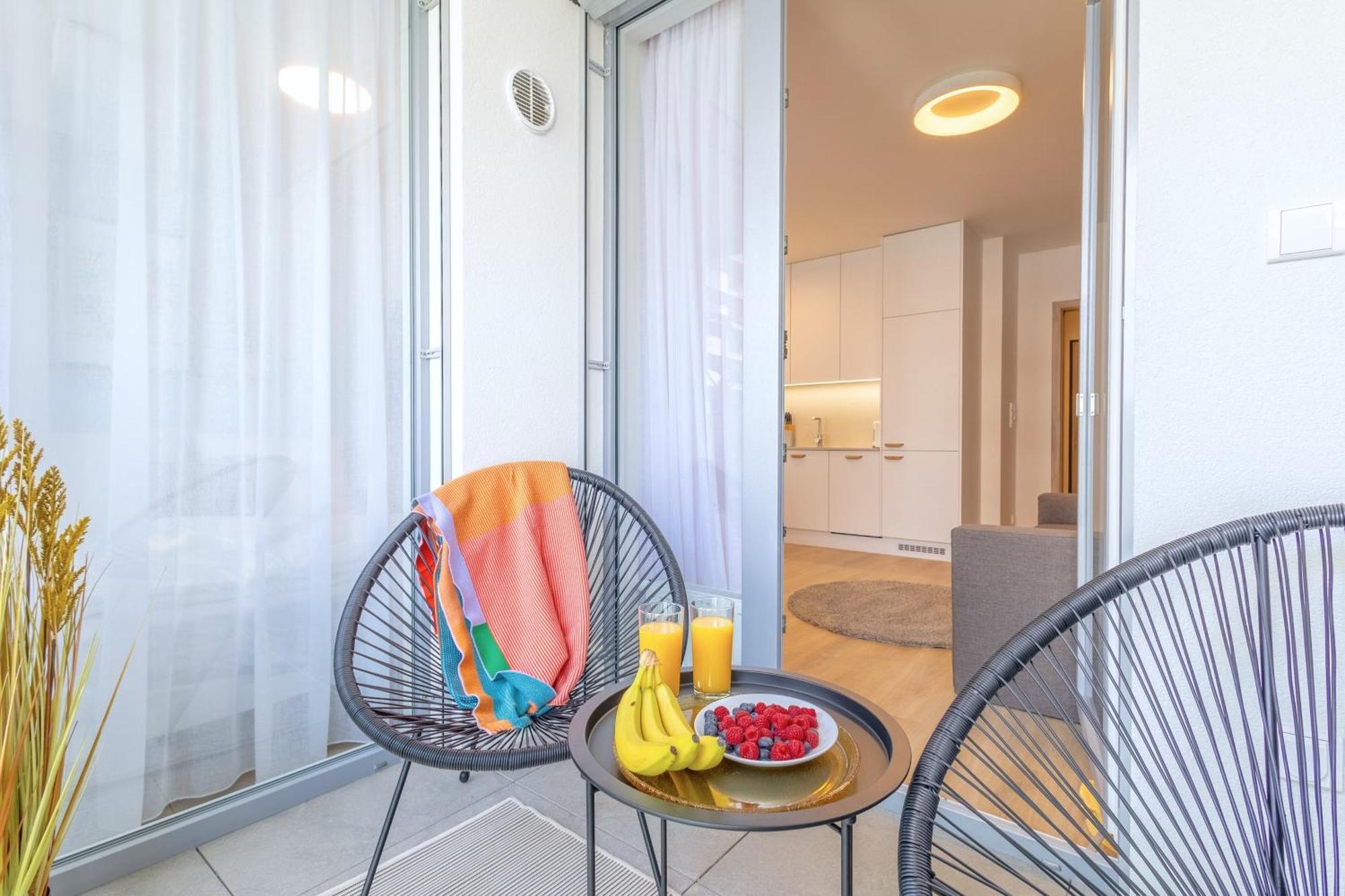 Yellow Apartment - Balcony, Free Parking, By Gravity Прага Екстериор снимка